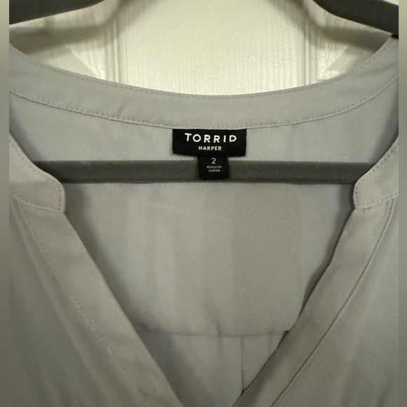 TORRID Harper Georgette Pullover 3/4 Sleeve Blouse- light gray size 2 - Picture 2 of 3